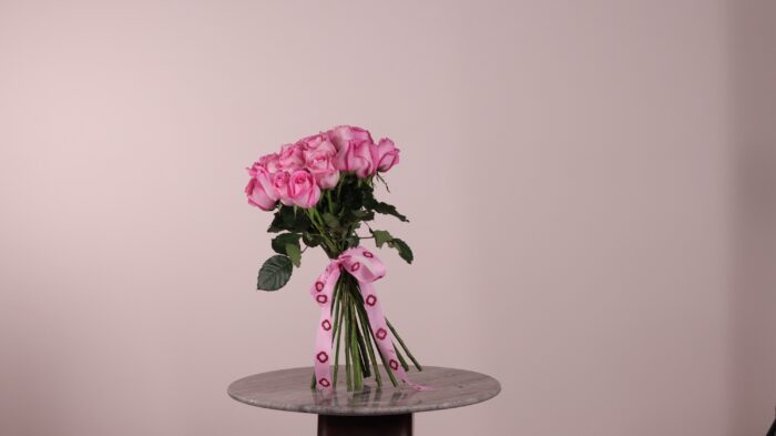 ⁦20 pink roses for women’s day⁩ - الصورة ⁦1⁩