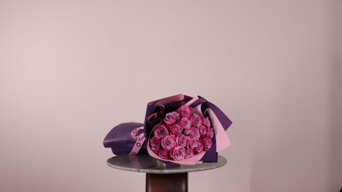 ⁦20 purple roses bouquet⁩ - الصورة ⁦2⁩