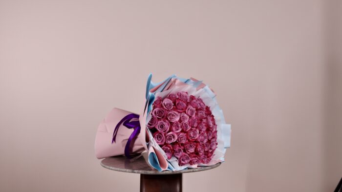 ⁦50 purple roses bouquet⁩ - الصورة ⁦2⁩