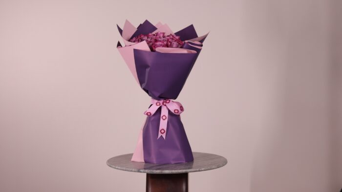 ⁦20 purple roses bouquet⁩ - الصورة ⁦1⁩