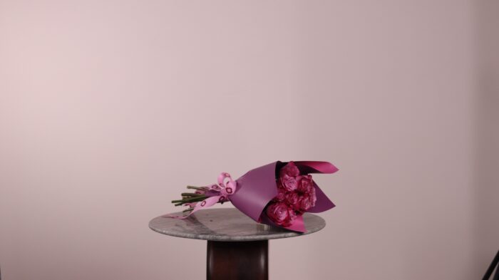 ⁦10 purple roses bouquet⁩ - الصورة ⁦3⁩