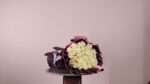 ⁦30 white roses bouquet⁩ - الصورة ⁦2⁩