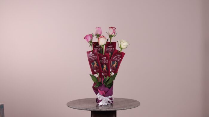 ⁦5 roses with women’s day cards⁩ - الصورة ⁦2⁩
