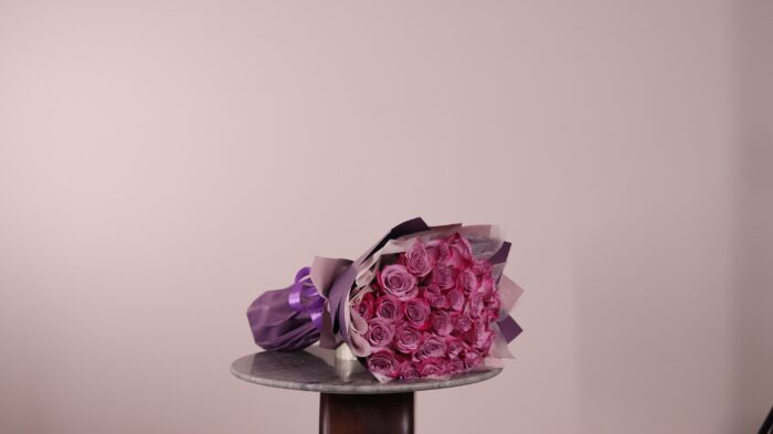 ⁦20 purple roses bouquet⁩ - الصورة ⁦3⁩