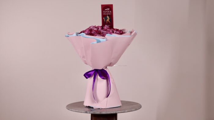 ⁦50 purple roses bouquet⁩ - الصورة ⁦1⁩